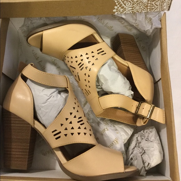 HOST PIC NEW IN BOX ALTAR’D STATE HEELS❤️❤️❤️❤️ - Picture 4 of 8